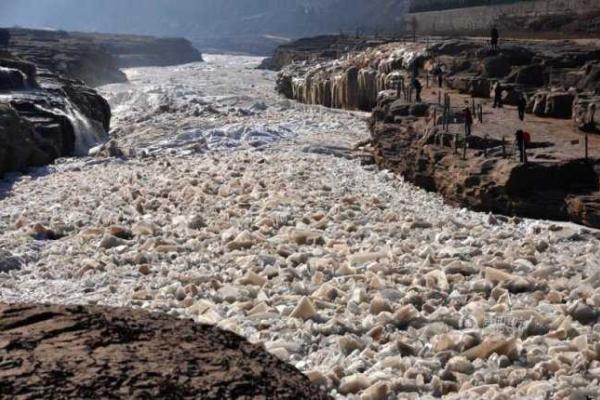 В Китае водопад Хукоу зимой покрывается ледяными камнями