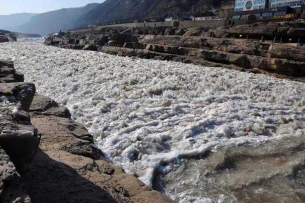 В Китае водопад Хукоу зимой покрывается ледяными камнями