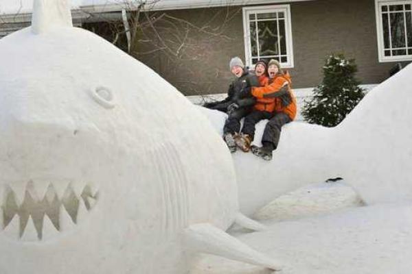 Гигантские снежные скульптуры братьев-самоучек Гигантские снежные скульптуры братьев-самоучек