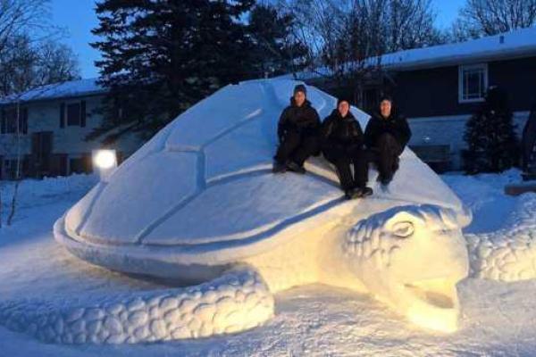 Гигантские снежные скульптуры братьев-самоучек Гигантские снежные скульптуры братьев-самоучек