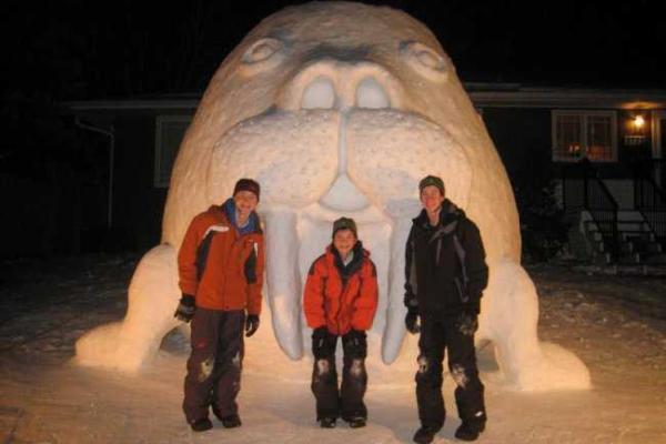 Гигантские снежные скульптуры братьев-самоучек Гигантские снежные скульптуры братьев-самоучек