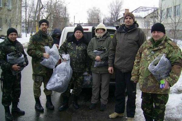 Волонтеры доставили гуманитарную помощь и медикаменты бойцам АТО на Луганщине Волонтеры доставили гуманитарную помощь и медикаменты бойцам АТО на Луганщине