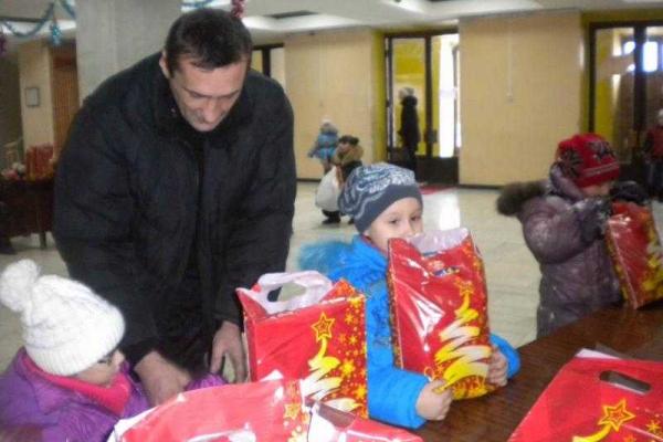 В ЛНР раздали гуманитарку, собранную по инициативе Петра Попрошенко
