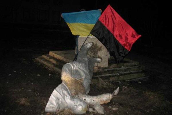 Ко Дню памяти Героев Крут на Одесчине свергли Ленина Ко Дню памяти Героев Крут на Одесчине свергли Ленина