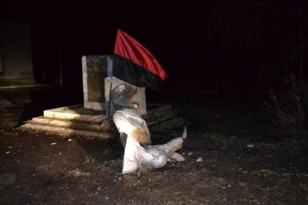 Ко Дню памяти Героев Крут на Одесчине свергли Ленина Ко Дню памяти Героев Крут на Одесчине свергли Ленина