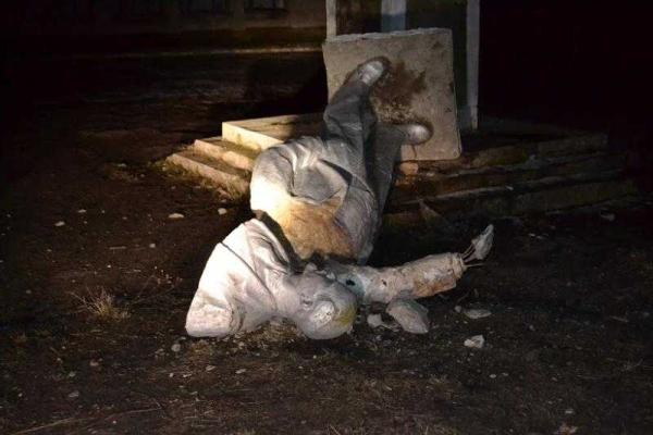 Ко Дню памяти Героев Крут на Одесчине свергли Ленина Ко Дню памяти Героев Крут на Одесчине свергли Ленина