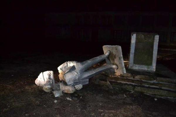 Ко Дню памяти Героев Крут на Одесчине свергли Ленина Ко Дню памяти Героев Крут на Одесчине свергли Ленина