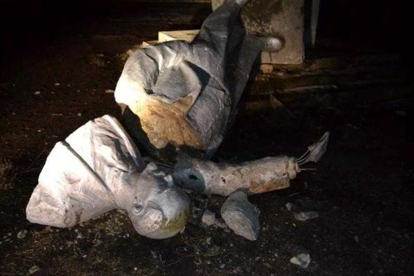 Ко Дню памяти Героев Крут на Одесчине свергли Ленина Ко Дню памяти Героев Крут на Одесчине свергли Ленина