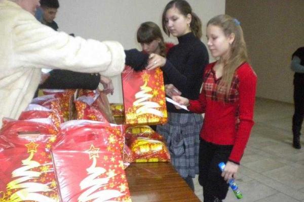 В ЛНР раздали гуманитарку, собранную по инициативе Петра Попрошенко