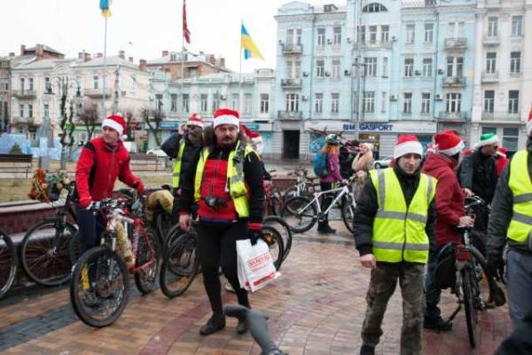 В Виннице провели велопарад новогодних персонажей В Виннице провели велопарад новогодних персонажей