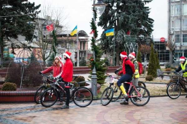 В Виннице провели велопарад новогодних персонажей В Виннице провели велопарад новогодних персонажей