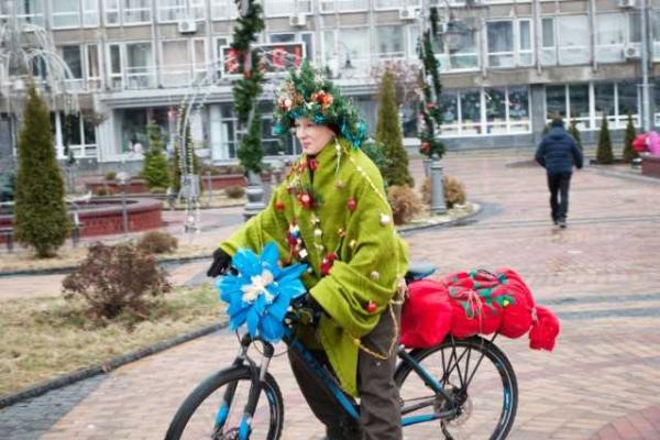 В Виннице провели велопарад новогодних персонажей В Виннице провели велопарад новогодних персонажей