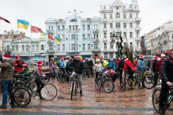 В Виннице провели велопарад новогодних персонажей В Виннице провели велопарад новогодних персонажей