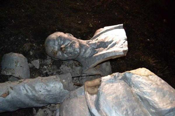 Ко Дню памяти Героев Крут на Одесчине свергли Ленина Ко Дню памяти Героев Крут на Одесчине свергли Ленина