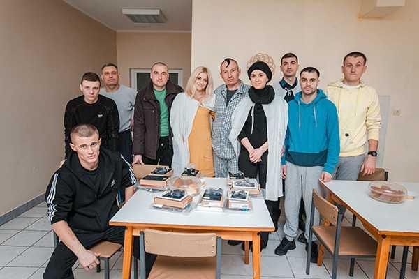 Раненые гвардейцы получили подарки от украинской диаспоры из Канады