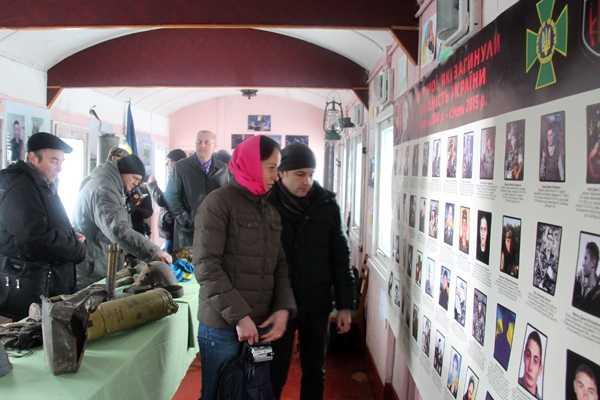 В Киеве открылась выставка-реквием "Герои не умирают" В Киеве открылась выставка-реквием "Герои не умирают"