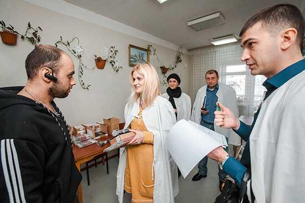 Раненые гвардейцы получили подарки от украинской диаспоры из Канады