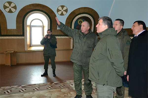 Министр МВД посетил части Нацгвардии, дислоцирующиеся в Харькове