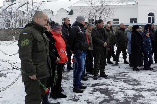 На Винничине в честь погибшего в АТО героя открыли мемориальную доску На Винничине в честь погибшего в АТО героя открыли мемориальную доску