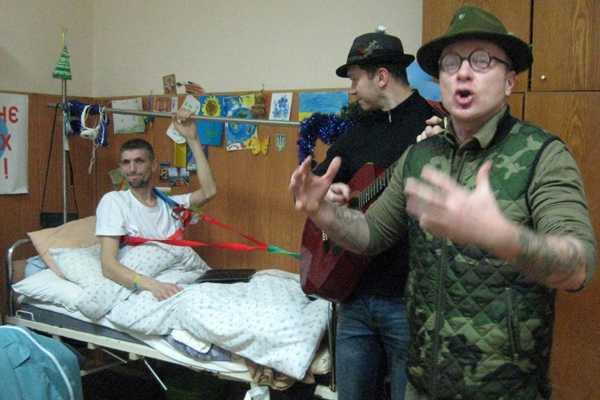 Орест Лютый побывал в госпитале у раненых бойцов АТО Орест Лютый побывал в госпитале у раненых бойцов АТО