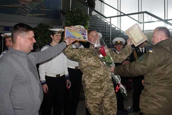Моряки поздравили бойцов с Рождеством прямо на передовой АТО Моряки поздравили бойцов с Рождеством прямо на передовой АТО