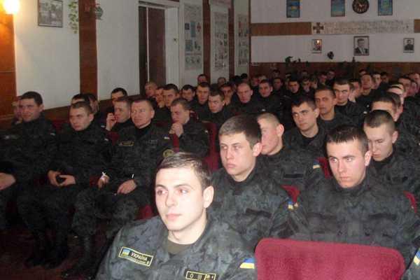 Более двадцати черкасским гвардейцам присвоены новые воинские звания Более двадцати черкасским гвардейцам присвоены новые воинские звания