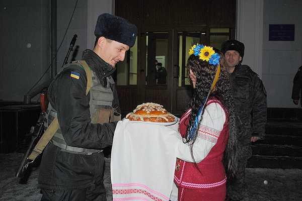 В Харьков из опасной командировки в зону АТО вернулись бойцы Нацгвардии В Харьков из опасной командировки в зону АТО вернулись бойцы Нацгвардии