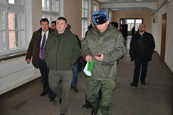 Министр МВД посетил части Нацгвардии, дислоцирующиеся в Харькове