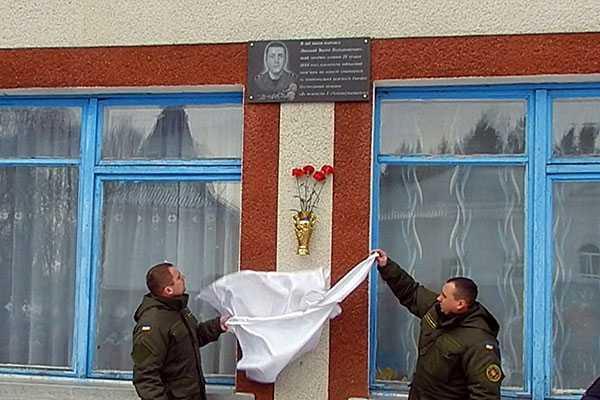 На Винничине в честь погибшего в АТО героя открыли мемориальную доску На Винничине в честь погибшего в АТО героя открыли мемориальную доску