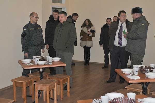 Министр МВД посетил части Нацгвардии, дислоцирующиеся в Харькове