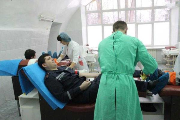 Спасатели "поделились своей кровью" с ранеными бойцами АТО Спасатели "поделились своей кровью" с ранеными бойцами АТО