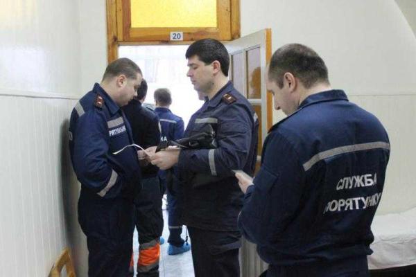 Спасатели "поделились своей кровью" с ранеными бойцами АТО Спасатели "поделились своей кровью" с ранеными бойцами АТО