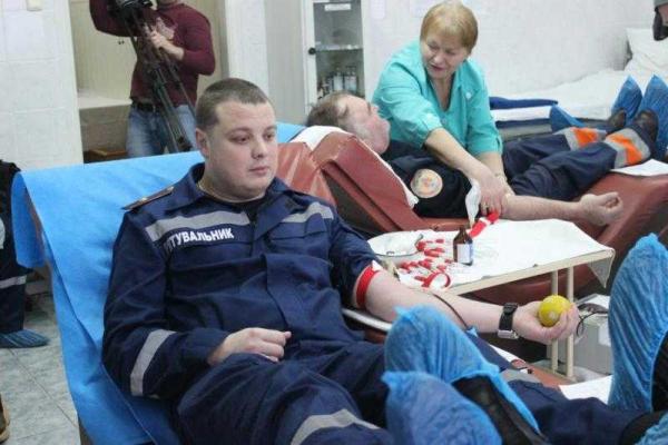 Спасатели "поделились своей кровью" с ранеными бойцами АТО Спасатели "поделились своей кровью" с ранеными бойцами АТО