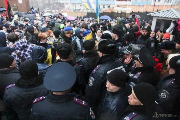 Под здание Генконсульства РФ в Одессе принесли венки, цветы и гроб с портретом Путина