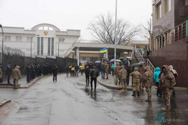 Под здание Генконсульства РФ в Одессе принесли венки, цветы и гроб с портретом Путина