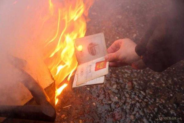 Под здание Генконсульства РФ в Одессе принесли венки, цветы и гроб с портретом Путина