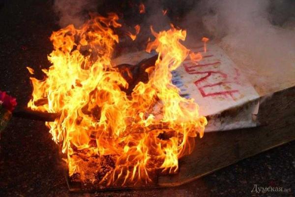 Под здание Генконсульства РФ в Одессе принесли венки, цветы и гроб с портретом Путина