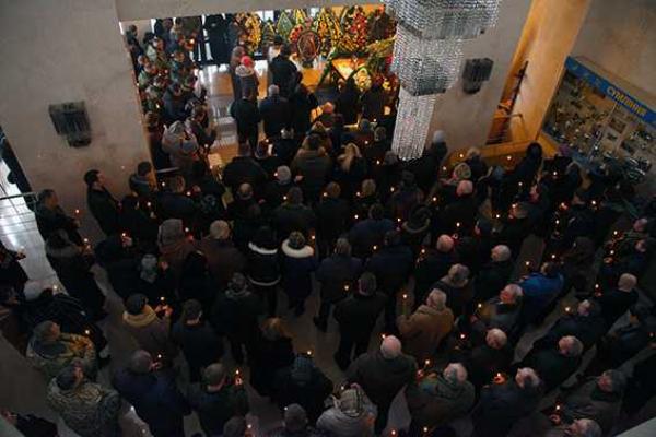 Хмельниччина проводила в последний путь бойца батальона "Миротворец", погибшего в Иловайском котле Хмельниччина проводила в последний путь бойца батальона "Миротворец", погибшего в Иловайском котле