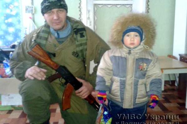 Волонтеры и бойцы из роты "Свитязь" привезли подарки детям на Донетчине Волонтеры и бойцы из роты "Свитязь" привезли подарки детям на Донетчине