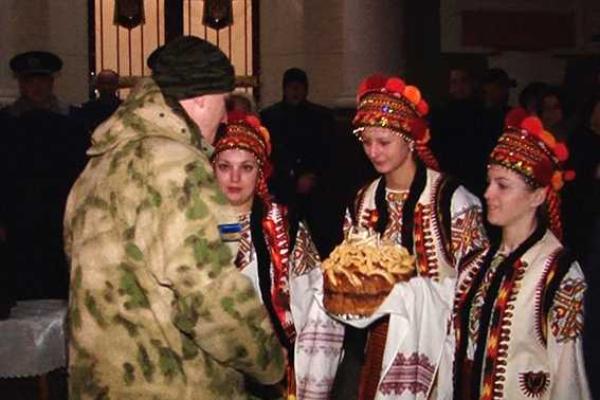 На Буковине встретили бойцов из опасной "восточной" командировки На Буковине встретили бойцов из опасной "восточной" командировки