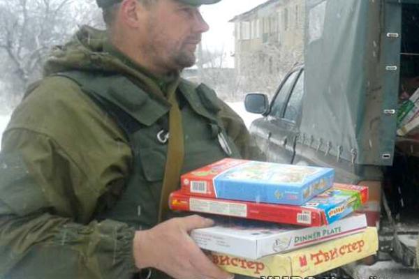 Волонтеры и бойцы из роты "Свитязь" привезли подарки детям на Донетчине Волонтеры и бойцы из роты "Свитязь" привезли подарки детям на Донетчине