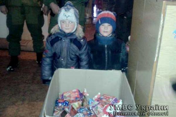 Волонтеры и бойцы из роты "Свитязь" привезли подарки детям на Донетчине Волонтеры и бойцы из роты "Свитязь" привезли подарки детям на Донетчине