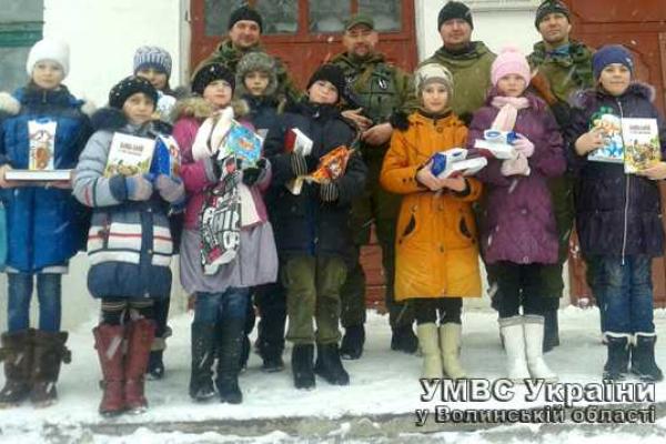 Волонтеры и бойцы из роты "Свитязь" привезли подарки детям на Донетчине Волонтеры и бойцы из роты "Свитязь" привезли подарки детям на Донетчине