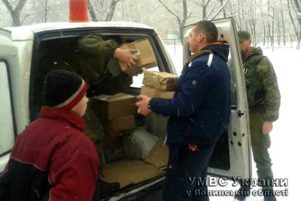 Волонтеры и бойцы из роты "Свитязь" привезли подарки детям на Донетчине Волонтеры и бойцы из роты "Свитязь" привезли подарки детям на Донетчине