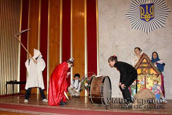 С Рождественским вертепом к правоохранителям Волыни заглянули дети из подшефного лицея