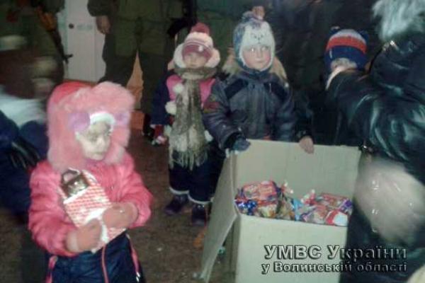 Волонтеры и бойцы из роты "Свитязь" привезли подарки детям на Донетчине Волонтеры и бойцы из роты "Свитязь" привезли подарки детям на Донетчине