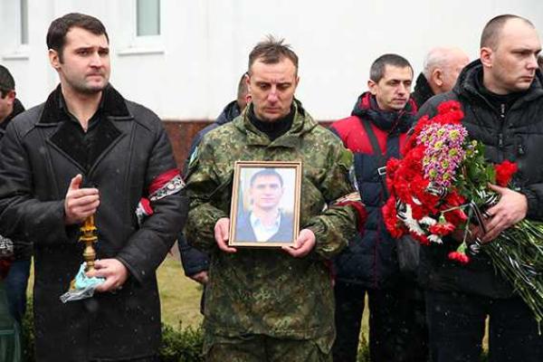 Хмельниччина проводила в последний путь бойца батальона "Миротворец", погибшего в Иловайском котле Хмельниччина проводила в последний путь бойца батальона "Миротворец", погибшего в Иловайском котле