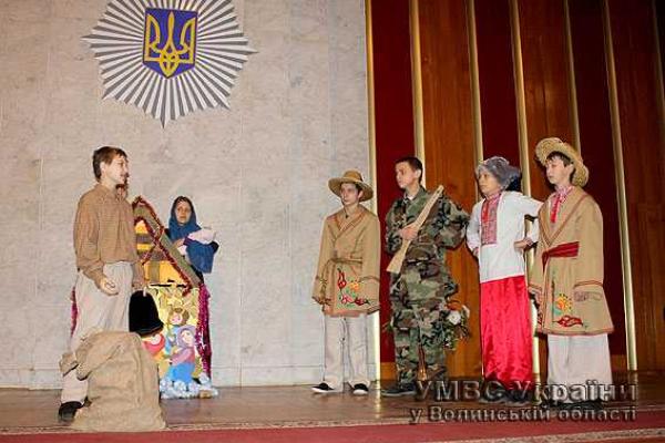 С Рождественским вертепом к правоохранителям Волыни заглянули дети из подшефного лицея