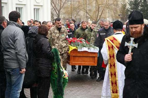 Хмельниччина проводила в последний путь бойца батальона "Миротворец", погибшего в Иловайском котле Хмельниччина проводила в последний путь бойца батальона "Миротворец", погибшего в Иловайском котле