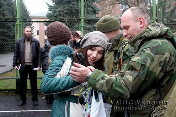 Волынских правоохранителей родные, коллеги и друзья проводили на Восток Украины Волынских правоохранителей родные, коллеги и друзья проводили на Восток Украины